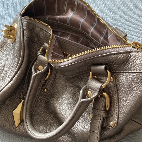 Steve Madden handbag silver tone with fun closure - Picture 8 of 8